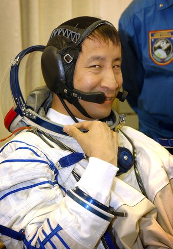 Astronaut Ed Lu prepares for ISS Expedition Seven mission.