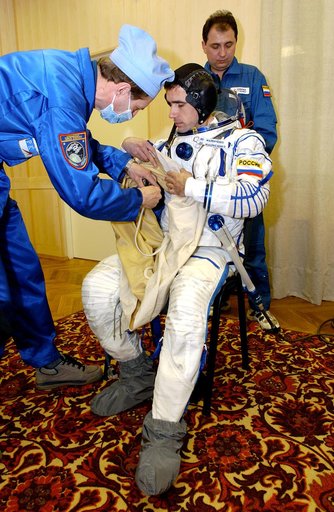 Astronaut Ed Lu prepares for ISS Expedition Seven mission.