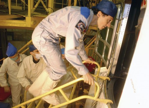 Expedition 8 Capsule Inspection