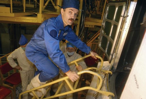 Expedition 8 Capsule Inspection
