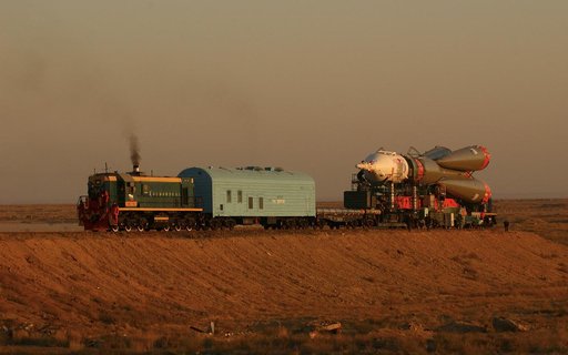 Expedition 8 Soyuz Transport