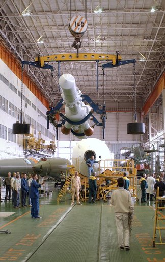 Expedition 9 Soyuz Assembly