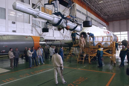 Expedition 9 Soyuz Assembly