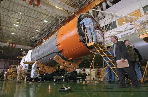 Expedition 9 Soyuz Assembly
