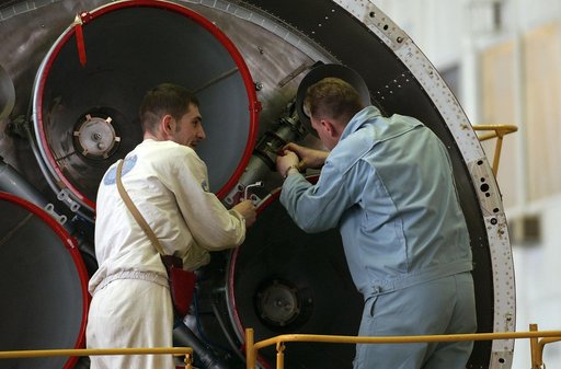 Expedition 9 Soyuz Assembly
