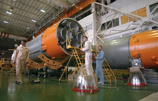 Expedition 9 Soyuz Assembly