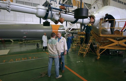 Expedition 9 Soyuz Assembly