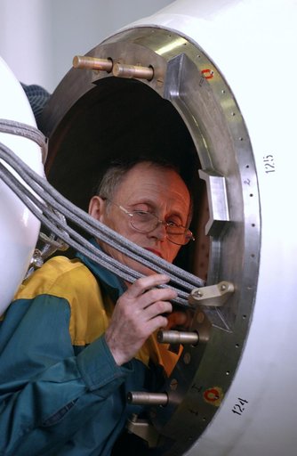 Expedition 9 Soyuz Assembly
