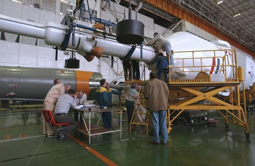 Expedition 9 Soyuz Assembly