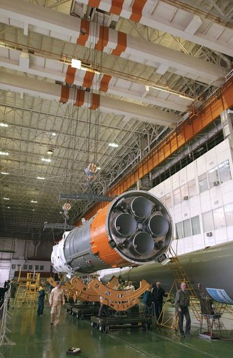 Expedition 9 Soyuz Assembly