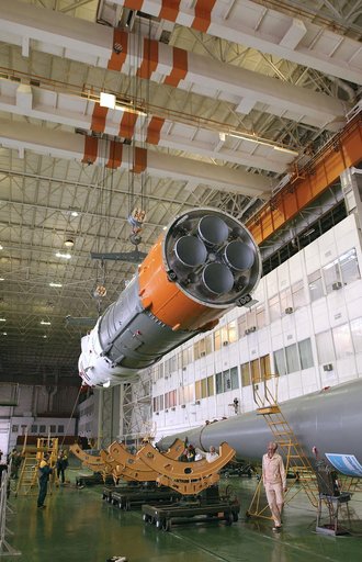 Expedition 9 Soyuz Assembly