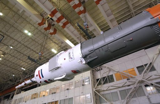 Expedition 9 Soyuz Assembly