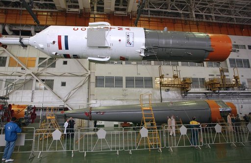 Expedition 9 Soyuz Assembly