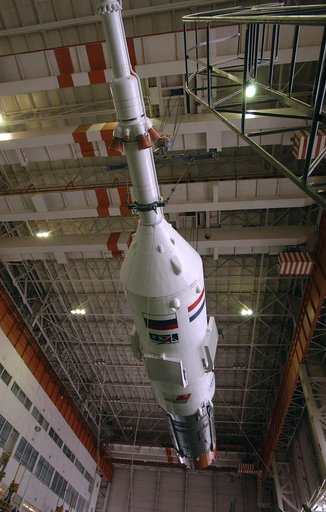 Expedition 9 Soyuz Assembly