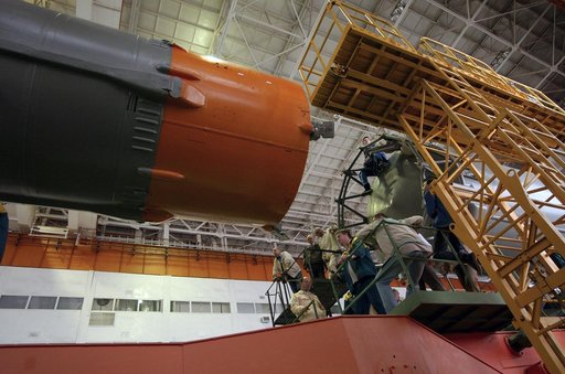 Expedition 9 Soyuz Assembly