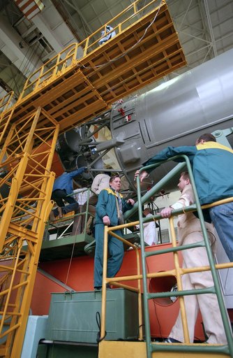 Expedition 9 Soyuz Assembly