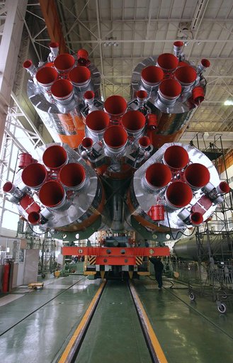 Expedition 9 Soyuz Assembly