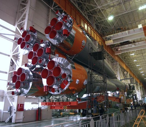 Expedition 9 Soyuz Assembly