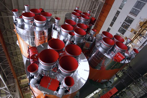 Expedition 9 Soyuz Assembly
