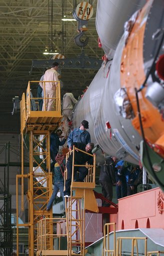 Expedition 9 Soyuz Assembly