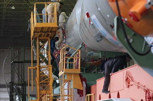 Expedition 9 Soyuz Assembly