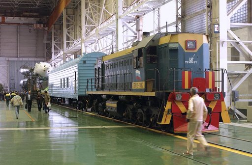 Expedition 9 Soyuz Assembly