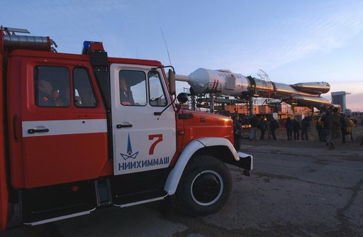 Expedition 9 Soyuz Rollout