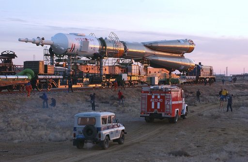Expedition 9 Soyuz Rollout