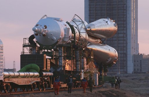Expedition 9 Soyuz Rollout