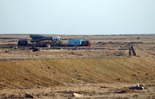 Expedition 9 Soyuz Rollout
