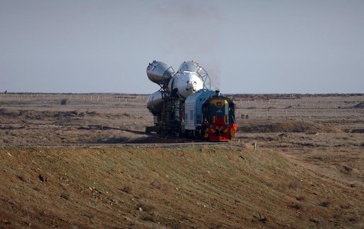 Expedition 9 Soyuz Rollout