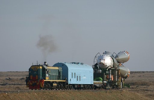 Expedition 9 Soyuz Rollout