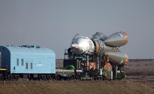 Expedition 9 Soyuz Rollout