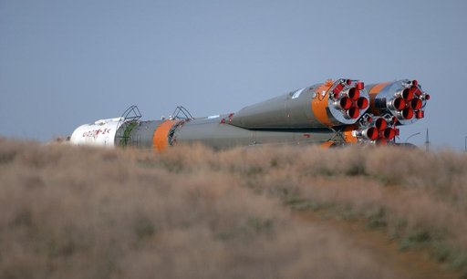 Expedition 9 Soyuz Rollout