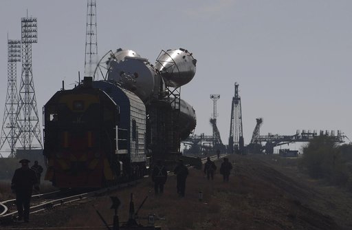 Expedition 9 Soyuz Rollout