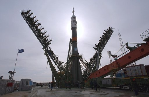 Expedition 9 Soyuz Rollout