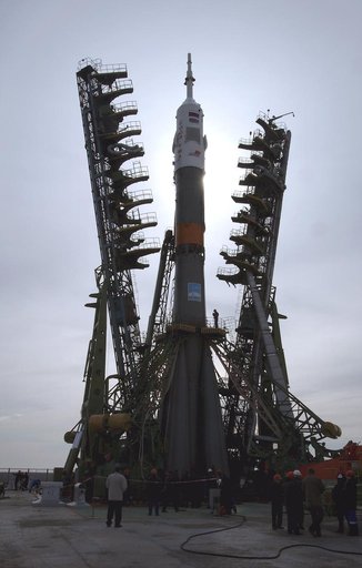 Expedition 9 Soyuz Rollout