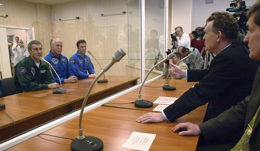 Expedition 11 Soyuz Inspection