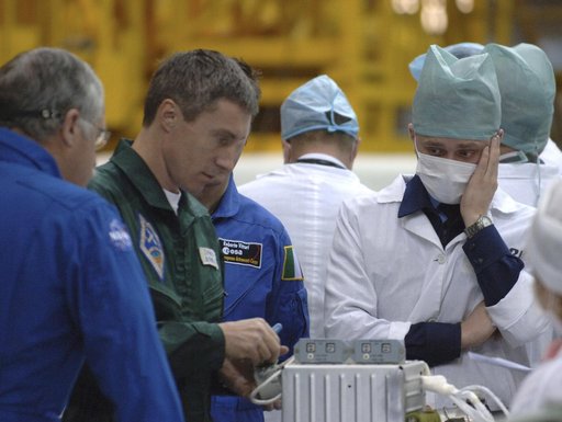 Expedition 11 Soyuz Inspection