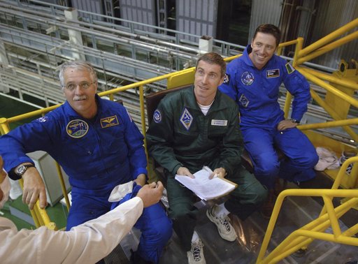 Expedition 11 Soyuz Inspection