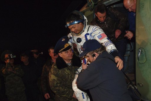 Expedition 10 Landing