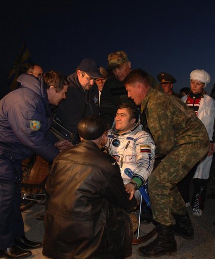 Expedition 10 Landing