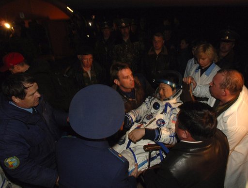 Expedition 10 Landing