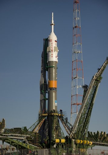 Expedition 19 Soyuz Erection