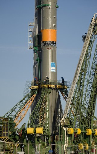 Expedition 19 Soyuz Erection