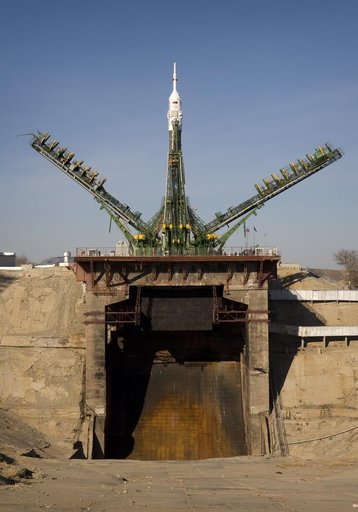 Expedition 19 Soyuz Erection