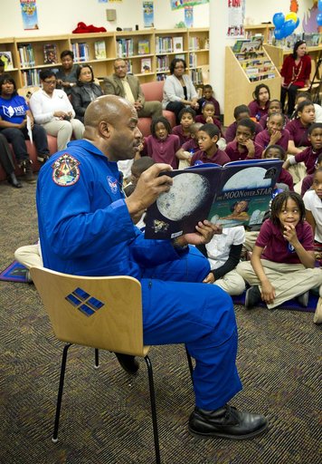 Leland Melvin Meets with Elementary Students