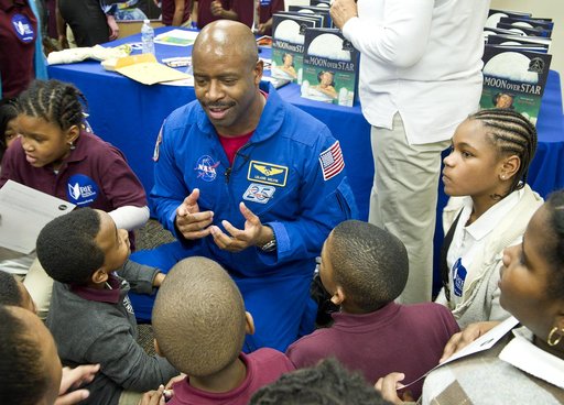 Leland Melvin Meets with Elementary Students