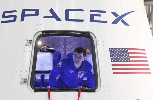 NASA astronaut Rex Walheim checks out the Dragon spacecraft und