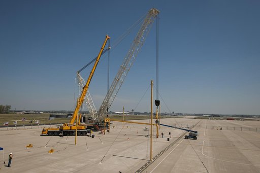 Crews Prepare Cranes For Discovery's Arrival
